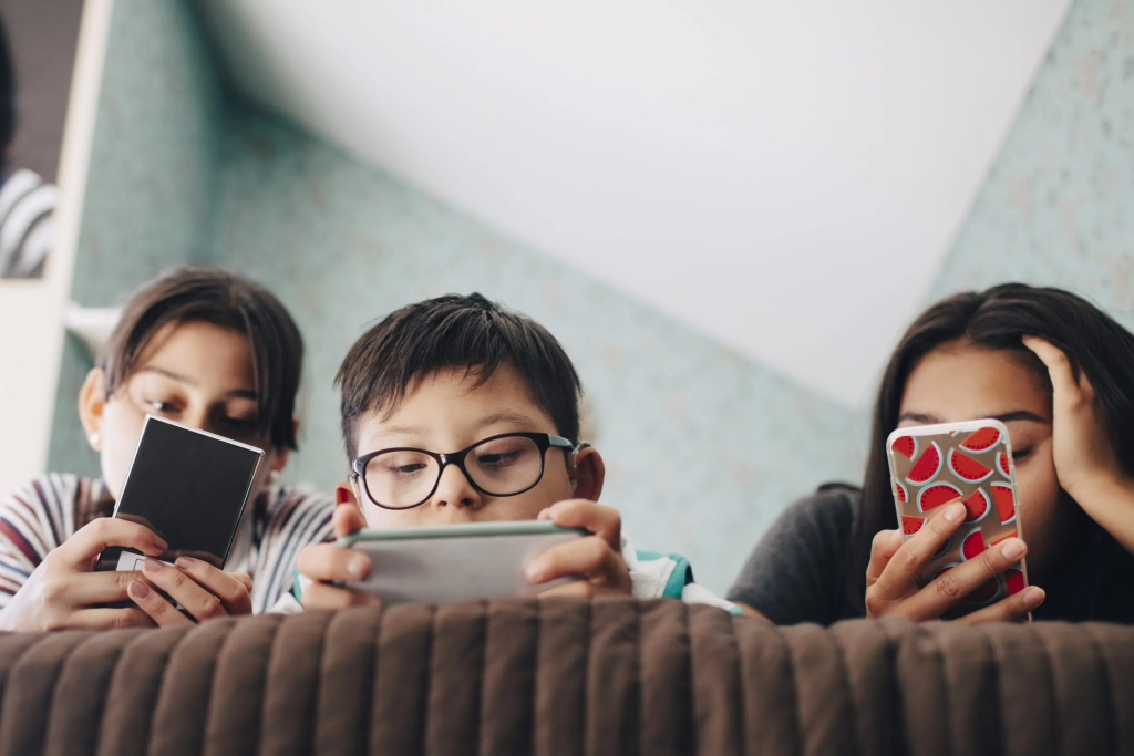 what-age-is-appropriate-for-a-smartphone-1696591251.jpg
